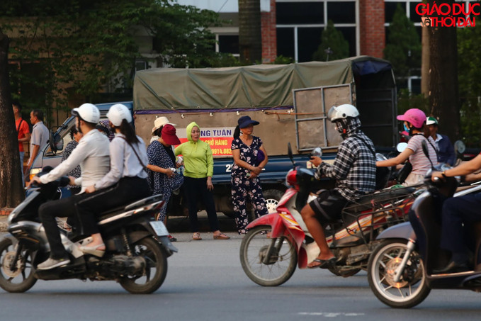Phần lớn "phe vé" là những người dân địa phương, sinh sống gần đây, họ đã tụ tập từ sáng sớm ngày trả vé đầu tiên 27/9.