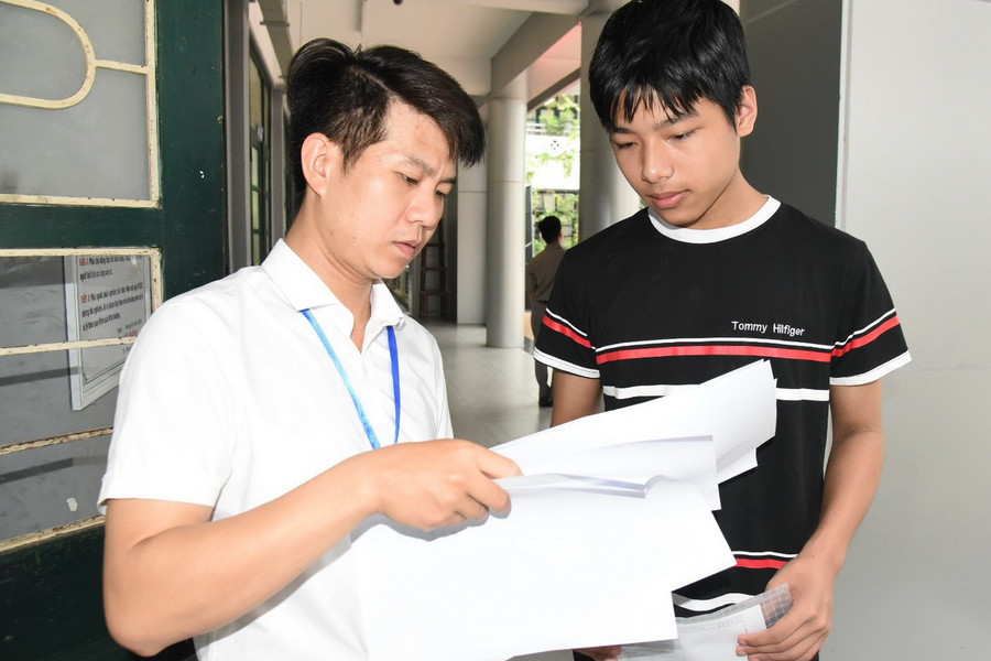 Thí sinh được kiểm tra thông tin trước khi vào phòng thi. Ảnh: Tào Nga.