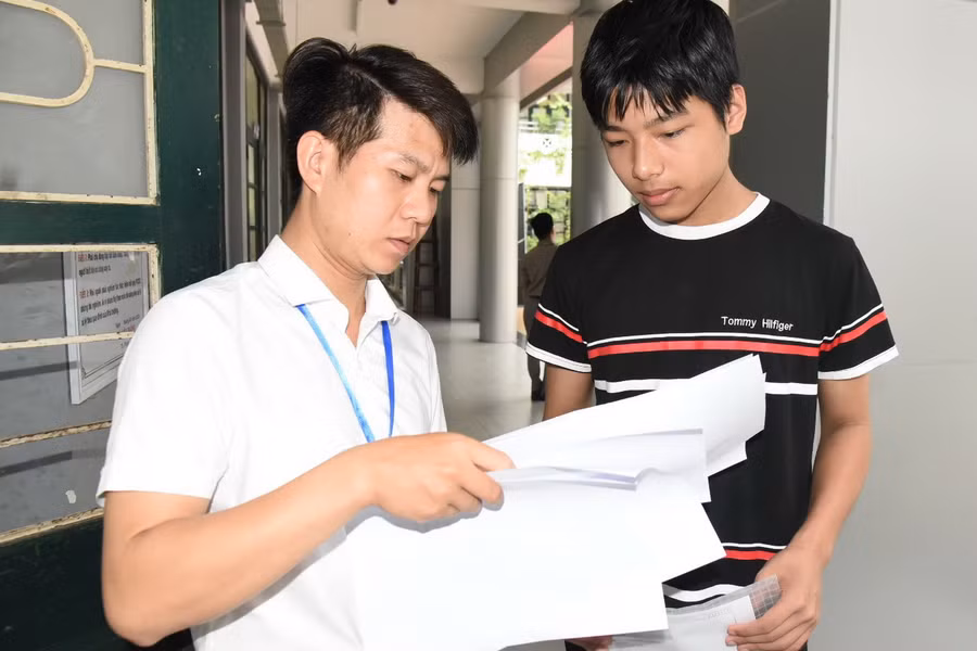 Thí sinh được kiểm tra thông tin trước khi vào phòng thi. Ảnh: Tào Nga.