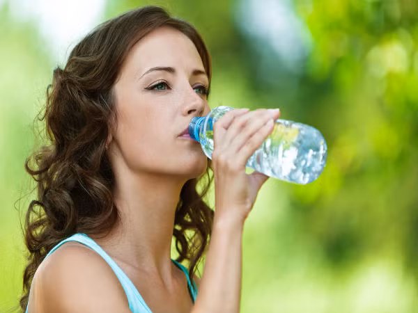 Tăng cường bổ sung nước là một trong những cách giữ sức khỏe mùa hè