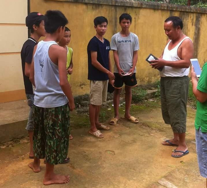 Học sinh trao trả ví cho chủ nhân