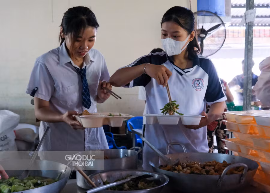 Các em hs khối 11 đang chuẩn bị những phần ăn cho các anh chị khối trên.