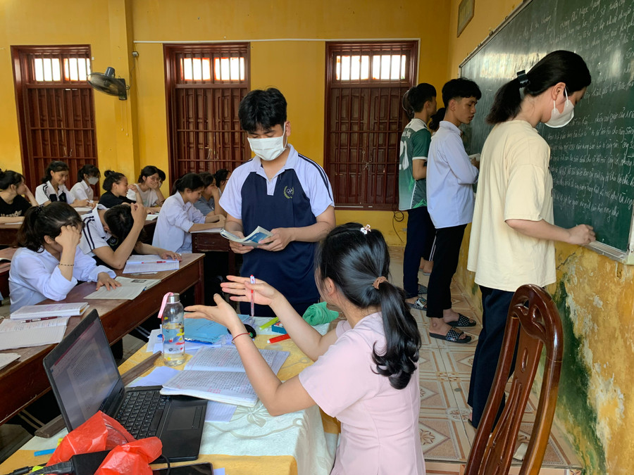 Giáo viên tăng cường tư vấn và luyện các dạng đề thi cho học sinh.