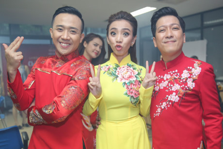Nhã Phương chăm sóc Trường Giang trong hậu trường live show - Ảnh 8 Nha Phuong cham soc Truong Giang trong hau truong live show - Anh 8