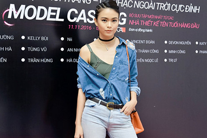 Mâu Thủy gây chú ý khi tự chạy xe máy đi casting thời trang