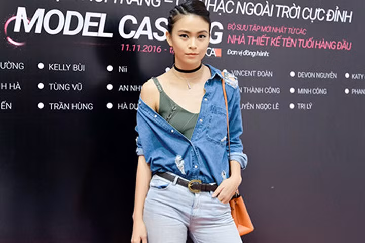 Mâu Thủy gây chú ý khi tự chạy xe máy đi casting thời trang