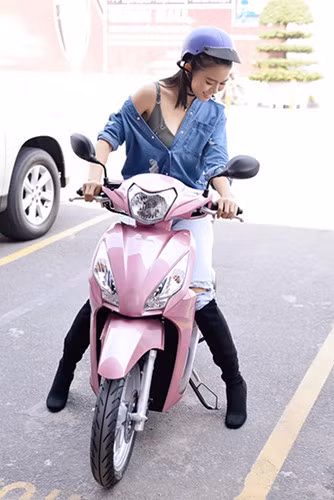 Mau Thuy gay chu y khi tu chay xe may di casting thoi trang - Anh 2