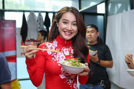 Nhã Phương chăm sóc Trường Giang trong hậu trường live show - Ảnh 2 Nha Phuong cham soc Truong Giang trong hau truong live show - Anh 2