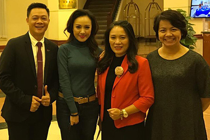 Lộ trang phục không bao giờ được lên sóng của MC Hoài Anh