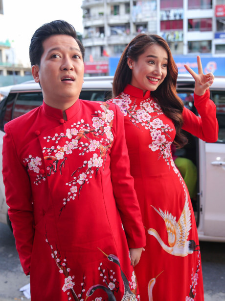 Nhã Phương chăm sóc Trường Giang trong hậu trường live show - Ảnh 1 Nha Phuong cham soc Truong Giang trong hau truong live show - Anh 1