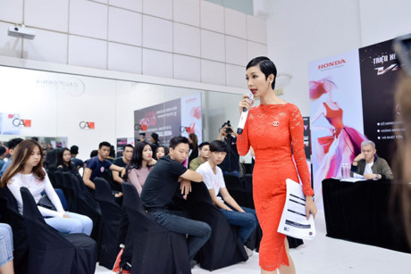 Mâu Thủy gây chú ý khi tự chạy xe máy đi casting thời trang - Ảnh 6 Mau Thuy gay chu y khi tu chay xe may di casting thoi trang - Anh 6