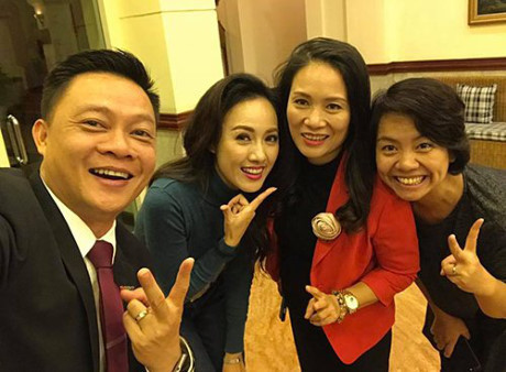 Trang phục không bao giờ được lên sóng của MC Hoài Anh - Ảnh 2 Trang phuc khong bao gio duoc len song cua MC Hoai Anh - Anh 2