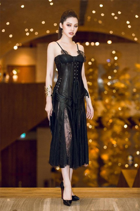 Mỹ nhân Việt rủ nhau khoe eo thon-dáng nuột với corset - Ảnh 8 My nhan Viet ru nhau khoe eo thon-dang nuot voi corset - Anh 8