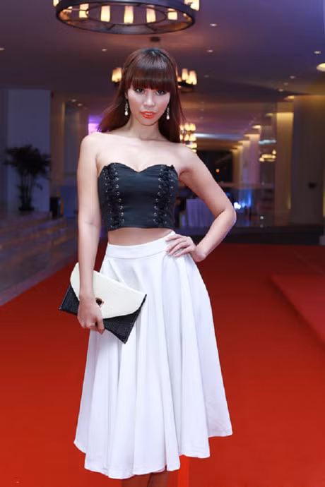 My nhan Viet ru nhau khoe eo thon-dang nuot voi corset - Anh 3