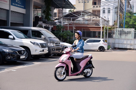 Mâu Thủy gây chú ý khi tự chạy xe máy đi casting thời trang - Ảnh 1 Mau Thuy gay chu y khi tu chay xe may di casting thoi trang - Anh 1