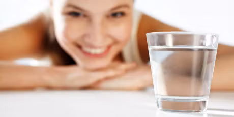 Uong nuoc khi bung doi trong vong 1 thang va ket qua khong ngo phu nu nao cung mo - Anh 2