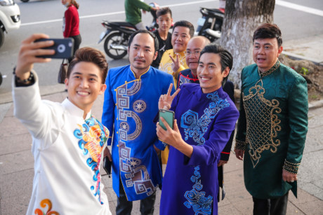 Nhã Phương chăm sóc Trường Giang trong hậu trường live show - Ảnh 12 Nha Phuong cham soc Truong Giang trong hau truong live show - Anh 12