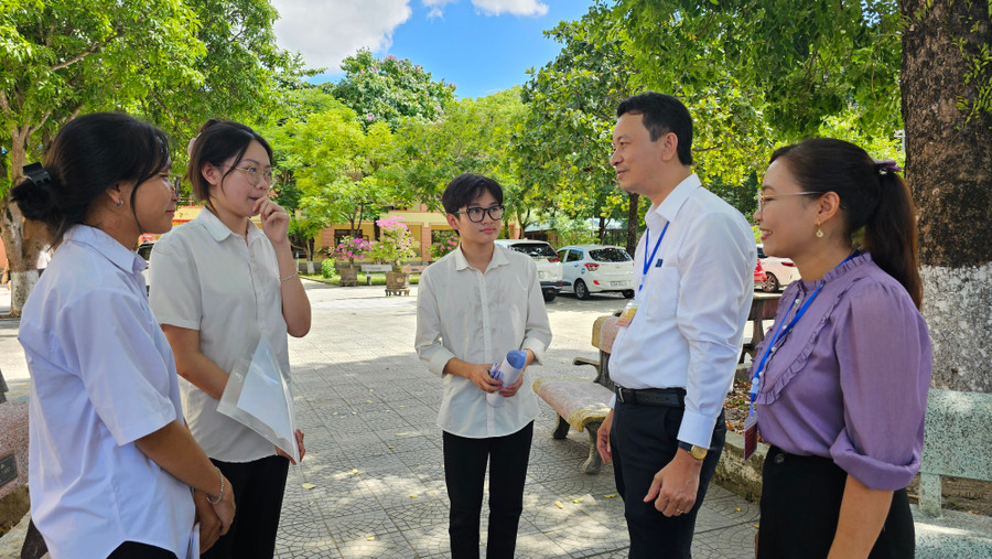 Lãnh đạo Sở GD&ĐT động viên thí sinh sau giờ thì.