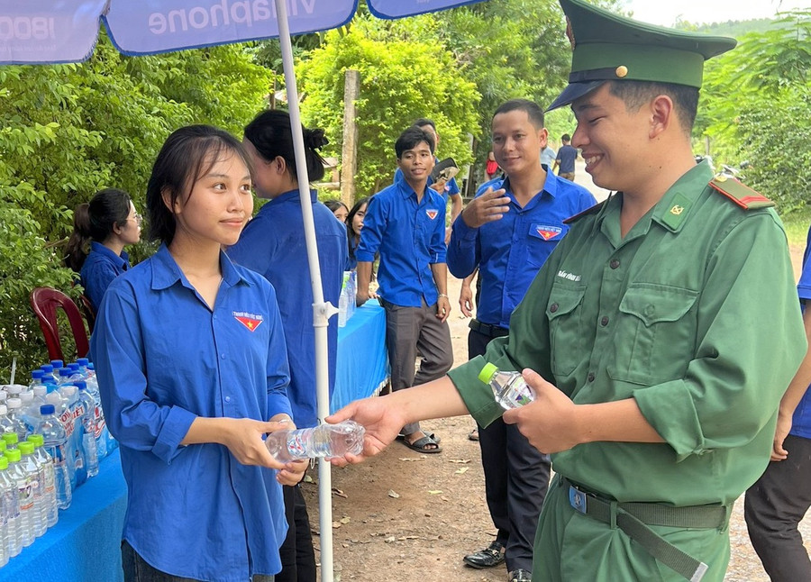 Những chai nước uống thể hiện tình quân dân ấm áp đến với thí sinh vùng biên giới.