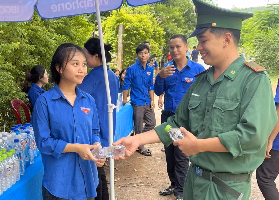 Những chai nước uống thể hiện tình quân dân ấm áp đến với thí sinh vùng biên giới.