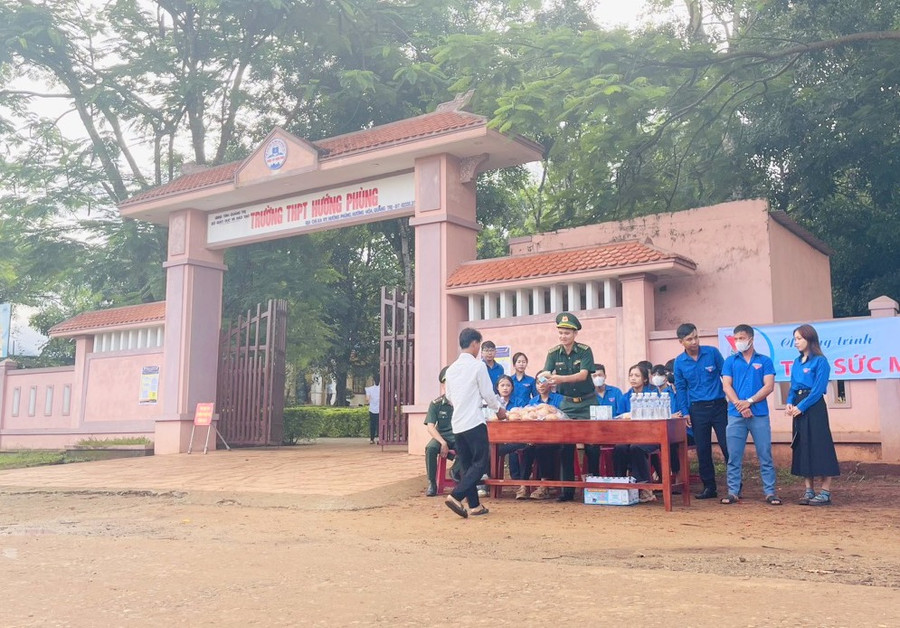 Ngoài ra, lực lượng Biên phòng cơ động giúp đỡ các em học sinh kịp tới trường khi có tình huống phát sinh, nhắc nhở cho các em học sinh về lịch thi, môn thi.