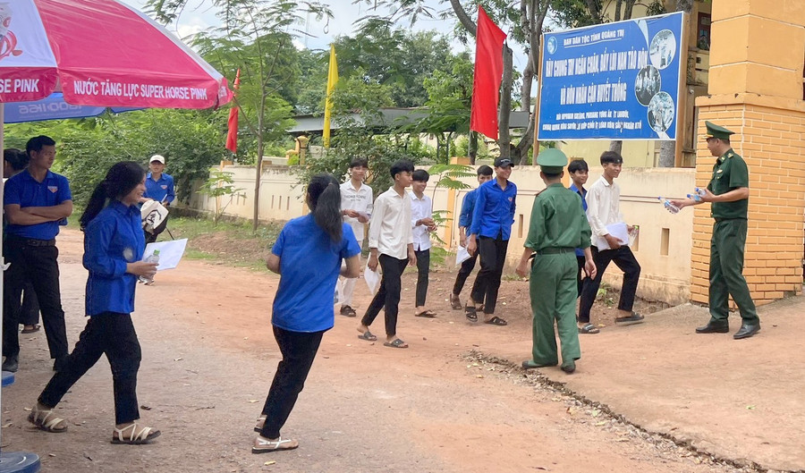Cán bộ, chiến sĩ biên phòng đã tận tình hướng dẫn thí sinh dự thi, hỗ trợ các em nước uống, sữa và các nhu yếu phẩm khác.