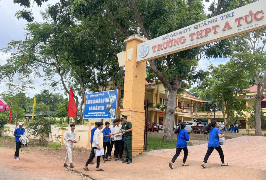 Điểm thi Trường THPT A Túc có khá đông học sinh Vân Kiều, hoàn cảnh khó khăn dự thi.