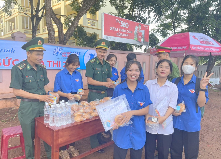 Thiếu tá Nguyễn Văn Bằng, Chính trị viên phó Đồn Biên phòng Hướng Phùng cho biết, tại kỳ thi này, Đồn huy động nguồn lực để hỗ trợ thí sinh khó khăn, thí sinh ở xa 50 suất ăn trưa, nhu yếu phẩm, bút, thước...