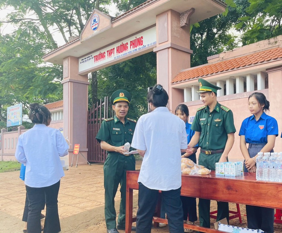 Trong ngày thi đầu tiên, để động viên tinh thần các sĩ tử miền núi Hướng Hóa, lực lượng Bộ đội biên phòng đã ra quân hỗ trợ thí sinh.