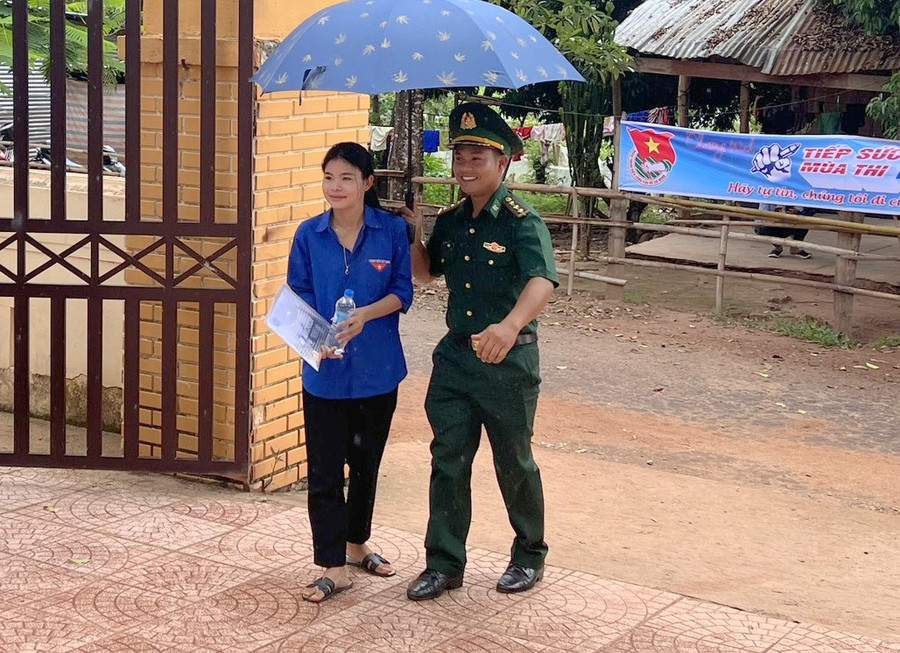 Sự hỗ trợ nhiệt tình của lực lượng biên phòng giúp các em có tinh thần thoải mái, yên tâm bước vào kỳ thi.