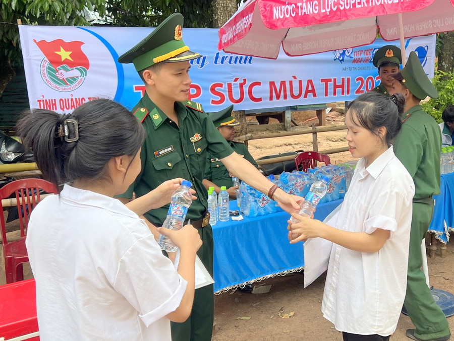 Cùng với đó, cán bộ chiến sĩ Đồn biên phòng Thanh (huyện Hướng Hóa) cũng ra quân hỗ trợ thí sinh dự thi tại điểm thi Trường THPT A Túc.