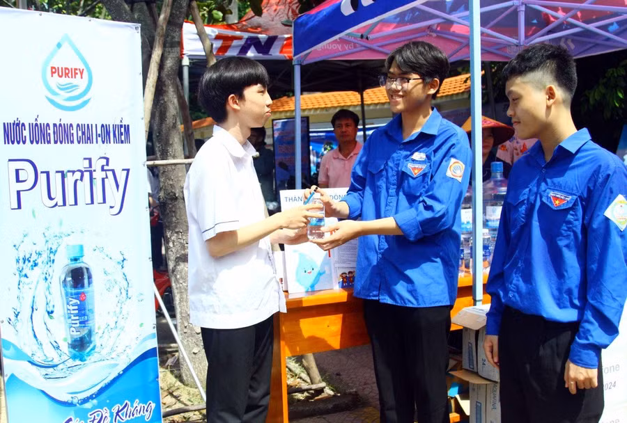 Nhiều doanh nghiệp đã đồng hành tiếp sức mùa thi tại tỉnh Quảng Bình. Nhiều doanh nghiệp đã đồng hành tiếp sức mùa thi tại tỉnh Quảng Bình.