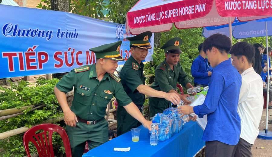 Thiếu tá Nguyễn Văn Chinh, Chính trị viên đồn Biên phòng Thanh nói, cùng với các lực lượng khác, Bộ đội biên phòng cũng tham gia hỗ trợ thí sinh tham dự Kỳ thi tốt nghiệp THPT nhằm giúp các em yên tâm bước vào kỳ thi. Đây là địa bàn biên giới, đa số học sinh có hoàn cảnh khó khăn.