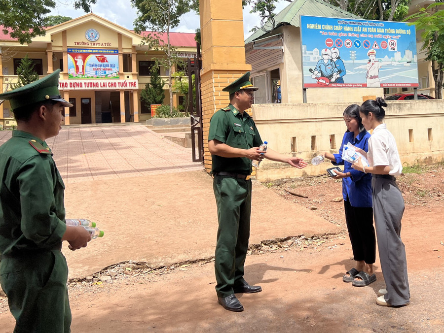 Nhiều năm nay, lực lượng Bộ đội biên phòng Thanh luôn đồng hành hỗ trợ thí sinh tham dự Kỳ thi tốt nghiệp THPT.