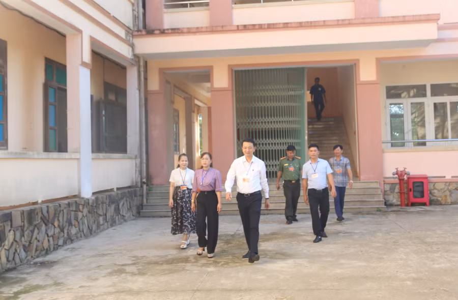 Ông Võ Văn Minh, Phó Giám đốc Sở GD&amp;ĐT và các thành viên Ban chỉ đạo kiểm tra các điểm thi tại thị xã Quảng Trị và huyện Hải Lăng.