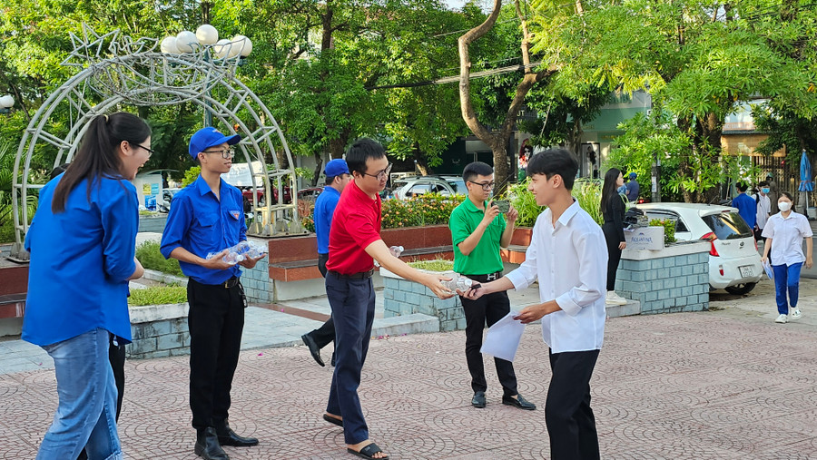 Thí sinh nhận được sự hỗ trợ của đoàn viên.