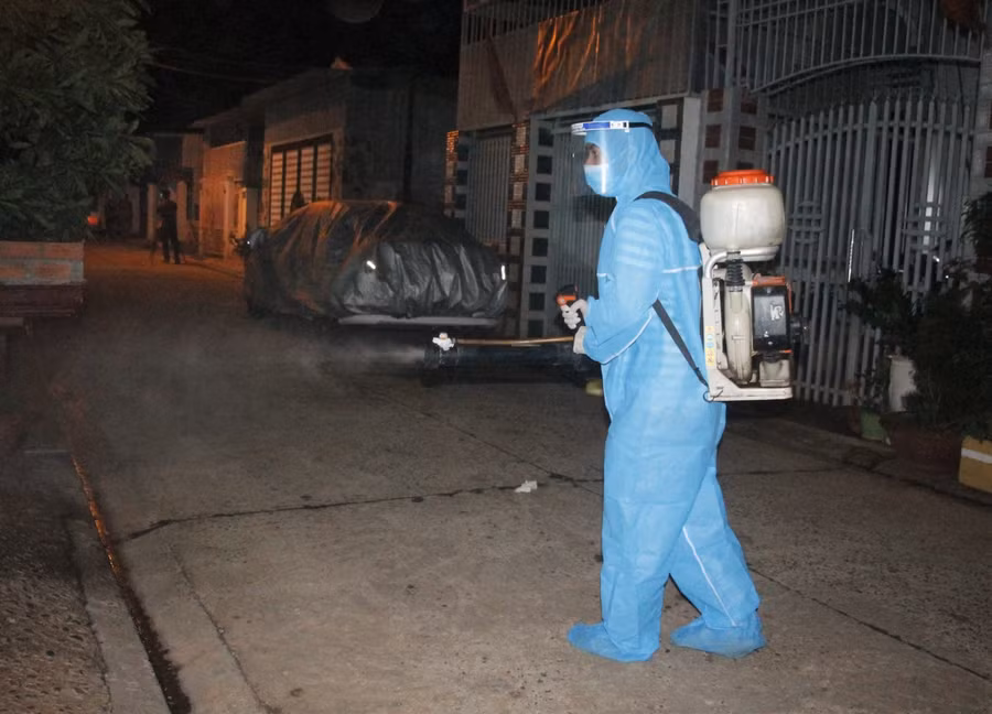 … phun khử khuẩn toàn bộ con hẻm