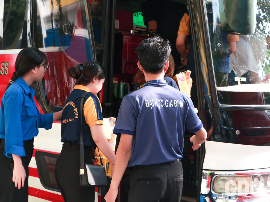 Những chuyến xe '0 đồng' đưa sinh viên về quê đón Tết ảnh 2 Những chuyến xe '0 đồng' đưa sinh viên về quê đón Tết ảnh 2