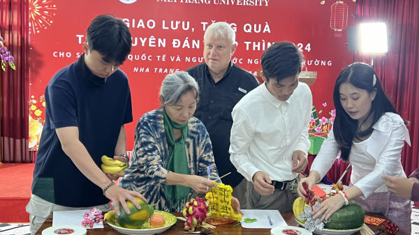 Sinh viên quốc tế còn được tự tay lựa chọn, trang trí mâm ngũ quả. Sinh viên quốc tế còn được tự tay lựa chọn, trang trí mâm ngũ quả.