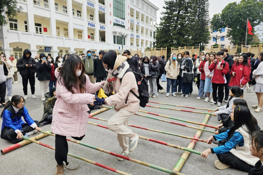 Chương trình Tết Việt của Trường ĐH Hà Nội có nhiều hoạt động văn hóa, văn nghệ phong phú. Chương trình Tết Việt của Trường ĐH Hà Nội có nhiều hoạt động văn hóa, văn nghệ phong phú.
