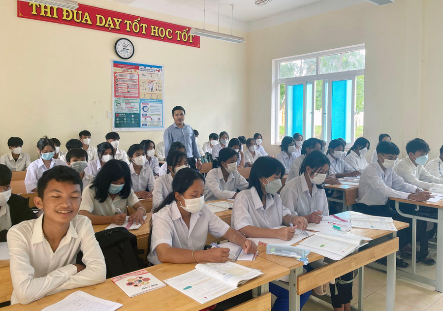 Thầy Tuấn là một trong 25 giáo viên tình nguyện đến vùng cao dạy học. Thầy Tuấn là một trong 25 giáo viên tình nguyện đến vùng cao dạy học.