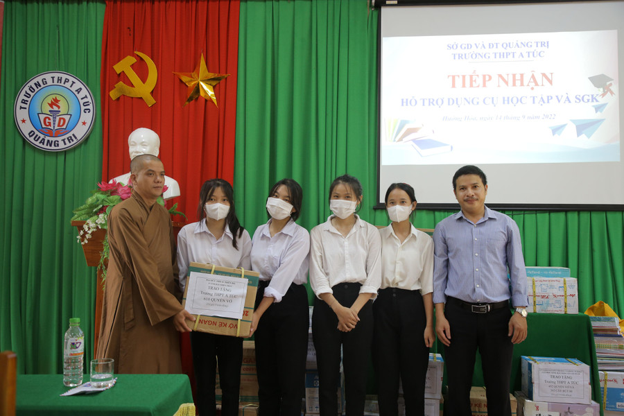 Đầu năm học, thầy Tuấn kêu gọi hỗ trợ dụng cụ học tập cho học sinh. Đầu năm học, thầy Tuấn kêu gọi hỗ trợ dụng cụ học tập cho học sinh.