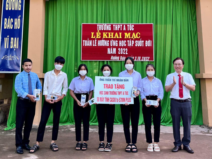 Mới đây, thầy Tuấn vận động hỗ trợ thêm 50 máy tính tặng học sinh. Mới đây, thầy Tuấn vận động hỗ trợ thêm 50 máy tính tặng học sinh.