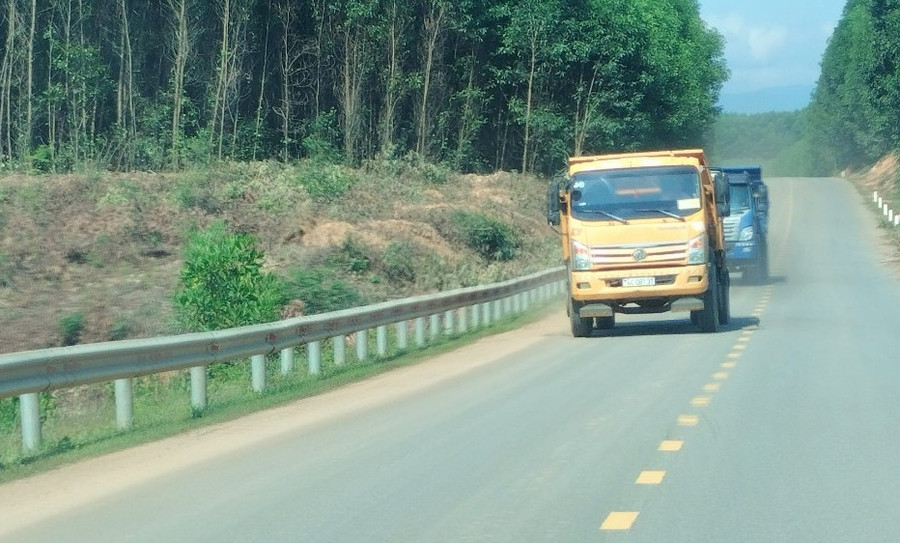 Các phương tiện chở đất từ hiện trường hướng về Quốc lộ 1A.