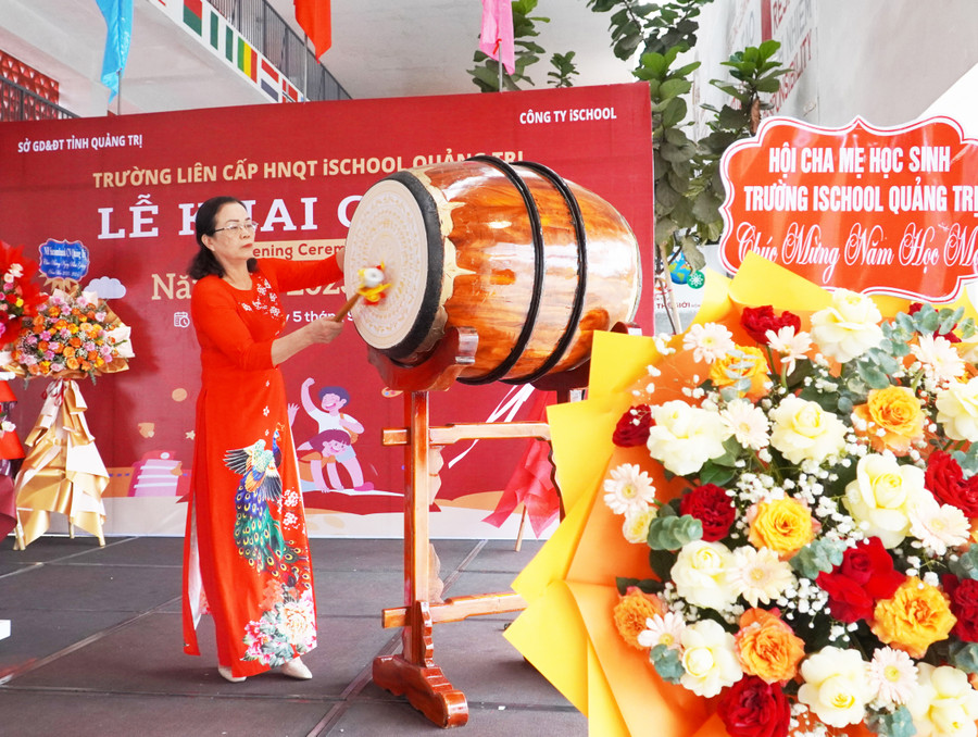 Thạc sĩ Trần Thị Ngọ đánh trống khai giảng năm học mới.