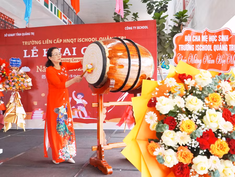 Thạc sĩ Trần Thị Ngọ đánh trống khai giảng năm học mới.