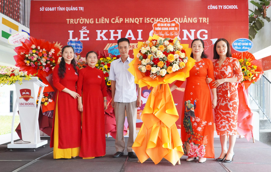 Ban đại diện cha mẹ học sinh chúc mừng nhà trường.