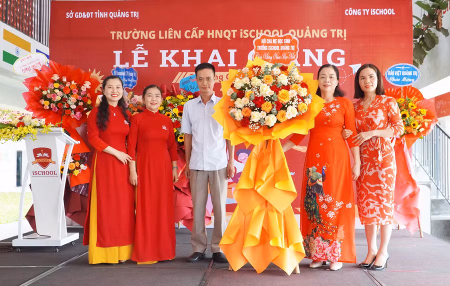 Ban đại diện cha mẹ học sinh chúc mừng nhà trường.