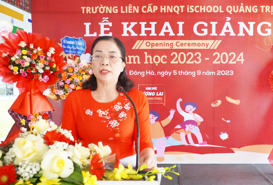 Thạc sĩ Trần Thị Ngọ - Hiệu trưởng iSchool Quảng Trị phát biểu tại Lễ khai giảng.
