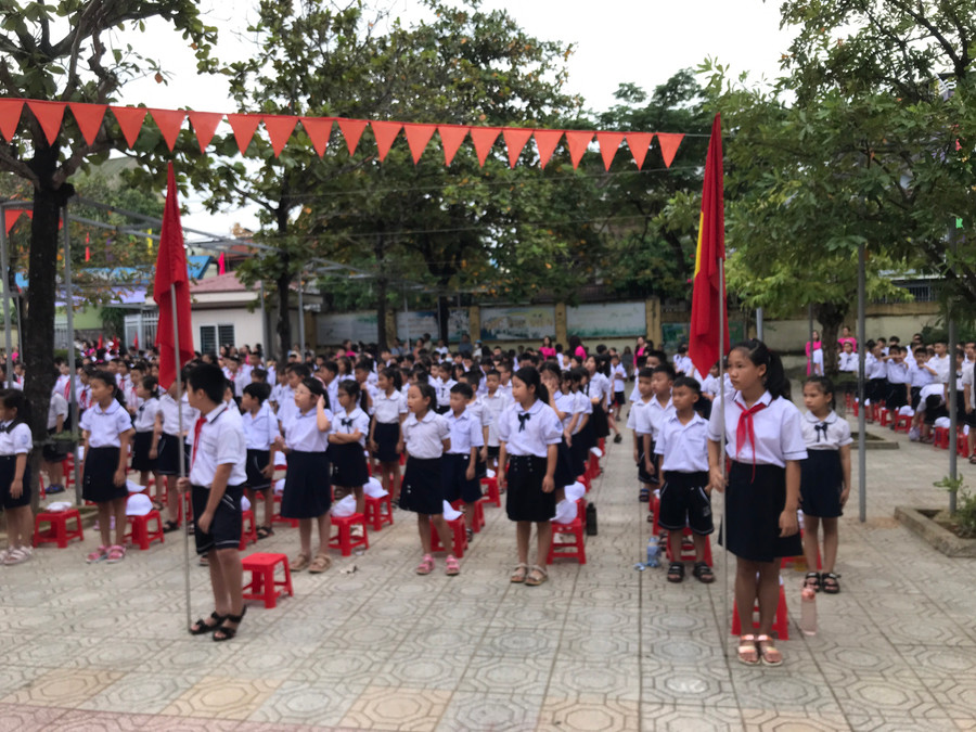 Học sinh hân hoan trong lễ khai giảng. Học sinh hân hoan trong lễ khai giảng.